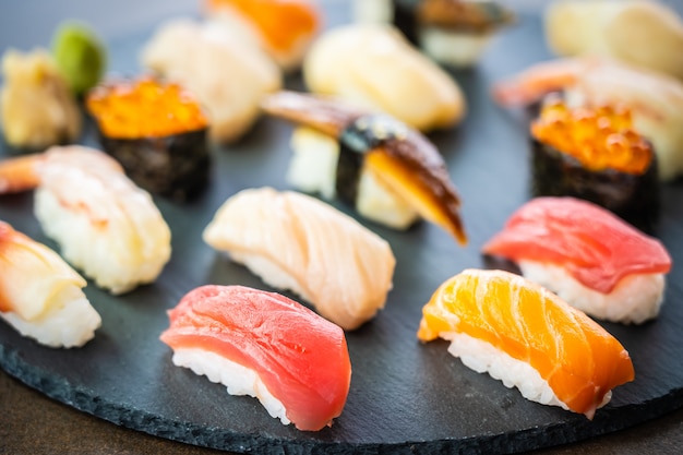 Nigiri sushi conjunto com camarão atum salmão camarão enguia shell