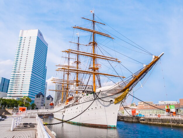 Nippon-maru bonito Um barco de navigação com o céu azul na cidade de Yokohama