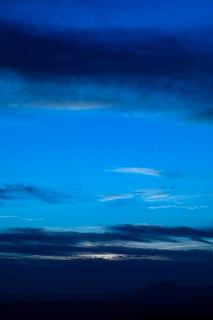 Noite estrelada com nuvens em tons de azuis