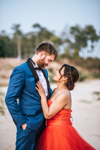 Noiva asiática e noivo caucasiano têm romance e feliz juntos