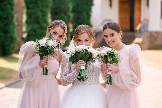 Noiva com damas de honra no parque no dia do casamento