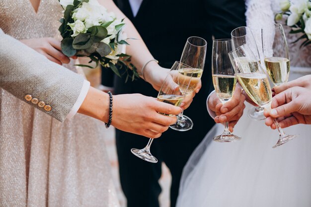 Noiva com noivo bebendo champaigne em seu casamento