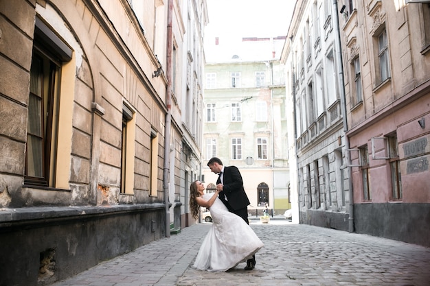 Noiva e noiva dançando na rua