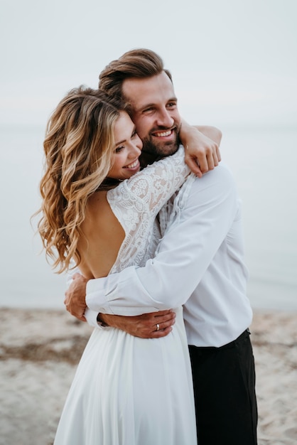 Foto grátis noiva e noivo fazendo um casamento na praia