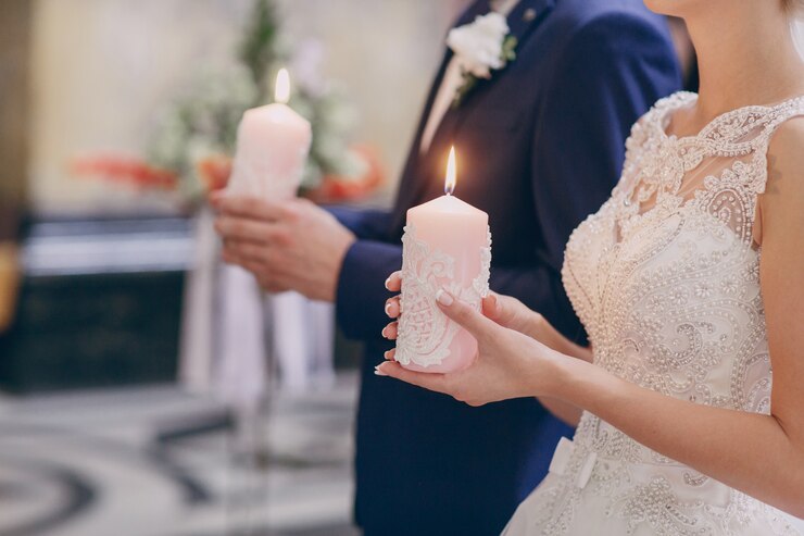 Foto grátis noiva e noivo segurando velas