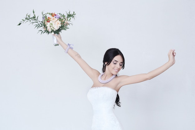 Noiva linda com vestido branco