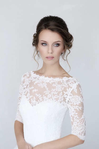 Noiva linda com vestido branco