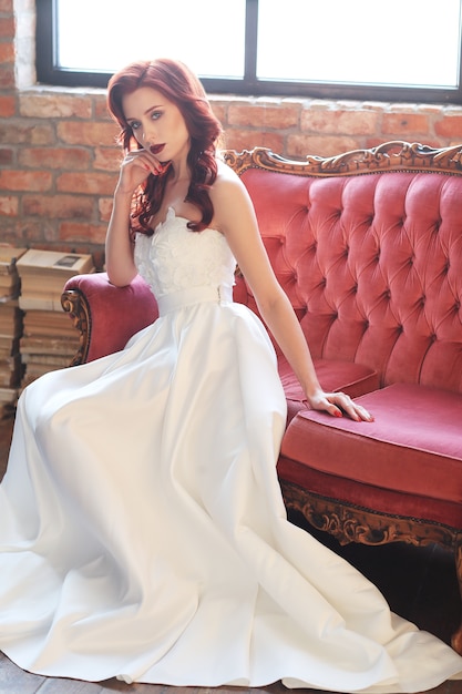 Foto grátis noiva linda em vestido de noiva branco