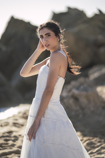 Noiva morena caucasiana posando durante o casamento na praia