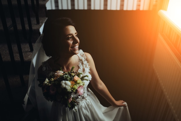 Foto grátis noiva posando na escada para a câmara