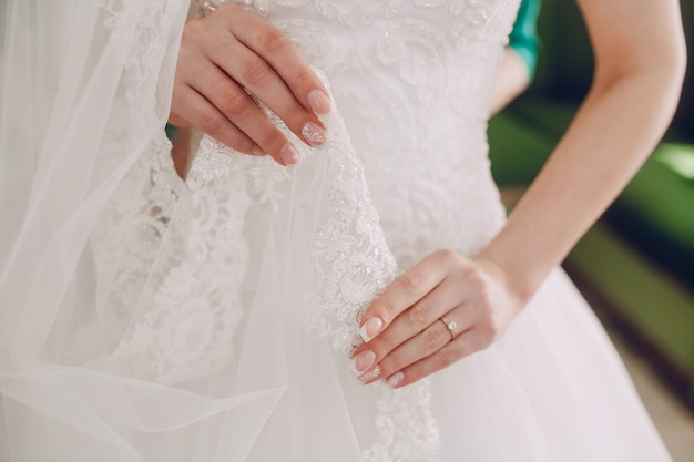 Noiva tocando seu vestido de casamento