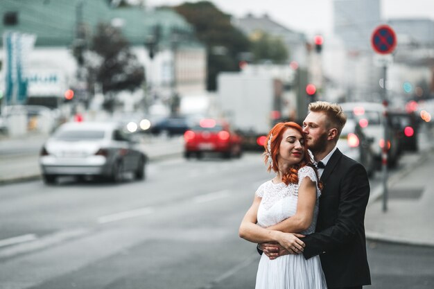 Noivo considerável que beija sua esposa bonito