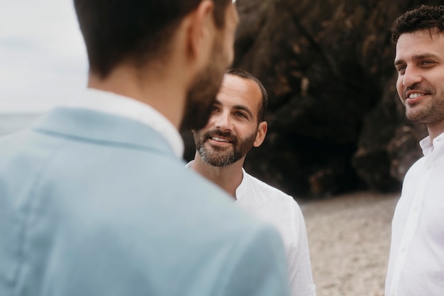 Foto grátis noivo conversando com seus melhores homens