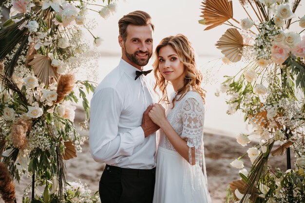 Noivos lindos em um casamento na praia