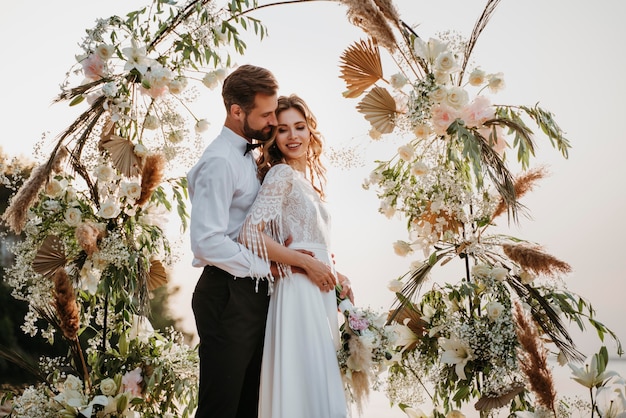 Noivos lindos em um casamento na praia