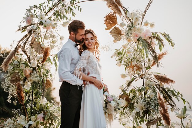 Noivos lindos em um casamento na praia Foto gratuita