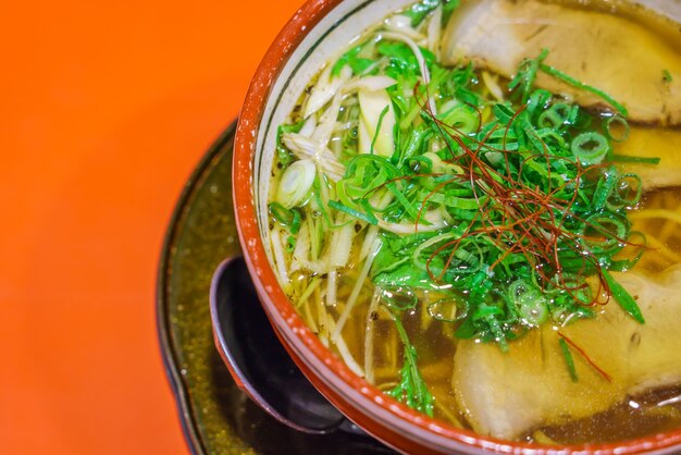 noodle ramen japonês na tabela