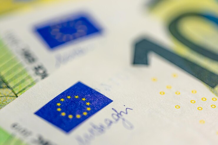 Foto grátis nota de banco de 100 euros em close-up conceito financeiro fonte monetária