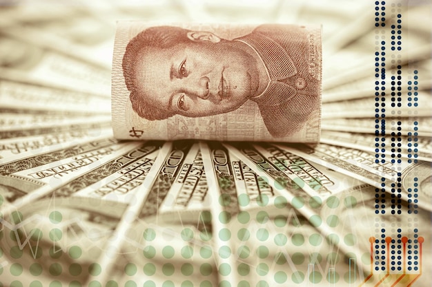 Notas de dólar com uma nota de yuan (renminbi), imagem da bolsa de valores com textura de dinheiro e linhas indicando ascensão e queda, investimento ou perda