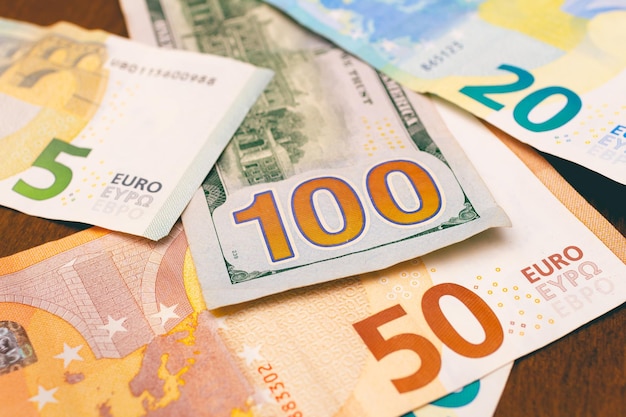 Notas de dólar e euro em uma mesa para o conceito de moeda de troca