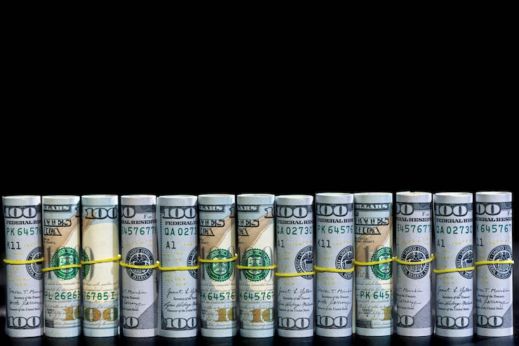 Foto grátis notas de dólar torcidas em fundo preto fundo de conceito financeiro