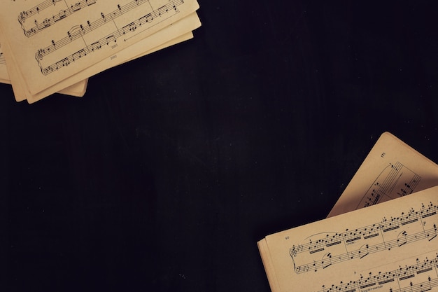 Foto grátis notas musicais sobre partituras