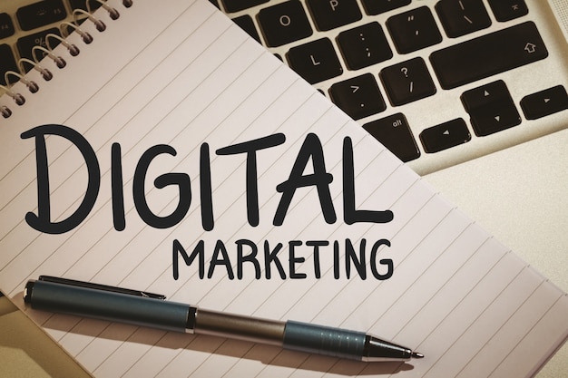 Notebook com as palavras &quot;marketing digital&quot;