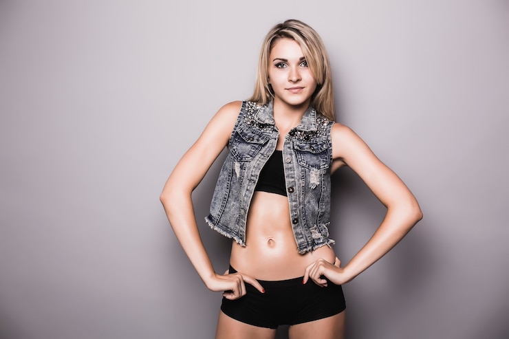 Foto grátis nova adolescente bem moderna no estilo hip-hop magro pulando dançando isolada em um fundo branco do estúdio
