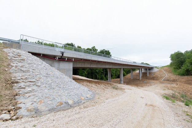 Nova estrada recém-construída no distrito de Brcko, Bósnia e Herzegovina