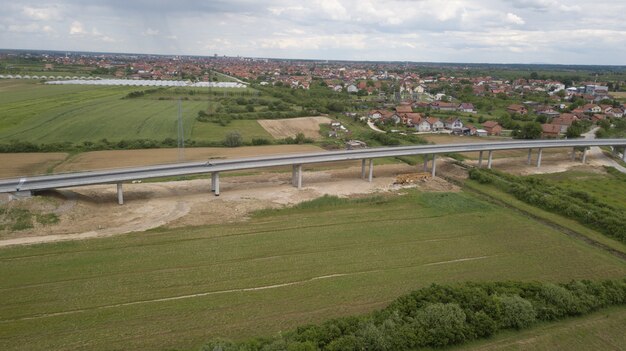 Nova estrada recém-construída no distrito de Brcko, Bósnia e Herzegovina