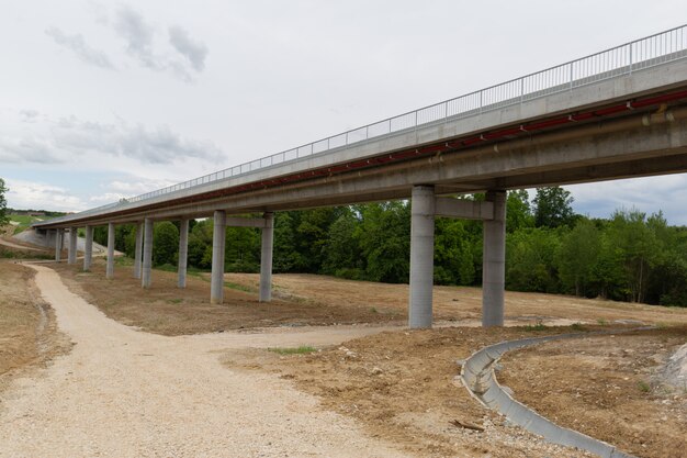 Nova estrada recém-construída no distrito de Brcko, Bósnia e Herzegovina