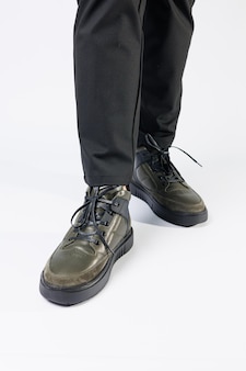 Novas botas de outono masculinas elegantes feitas de couro genuíno, calçados masculinos em um fundo branco. sapatos masculinos de inverno 2022