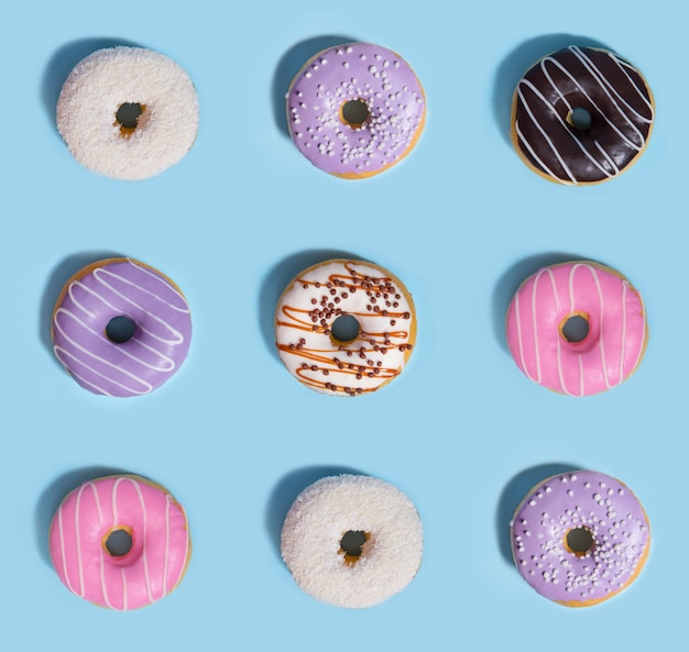 Foto grátis nove rosquinhas doces coloridas