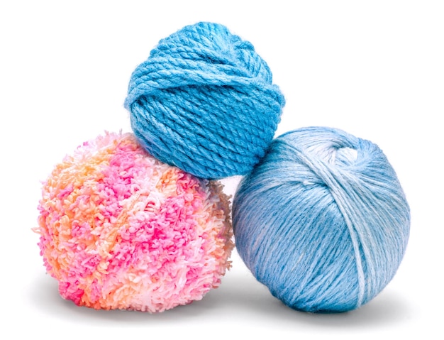 Novelos de fios de lã para tricô à mão nas cores azul e rosa isoladas no fundo branco