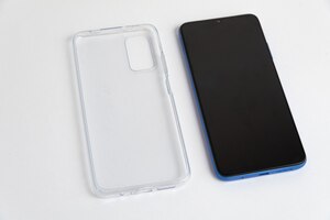 Novo celular com capa transparente sobre fundo branco isolado