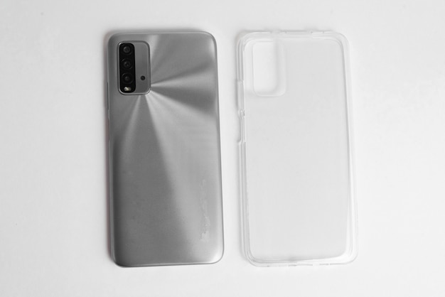 Novo celular com capa transparente sobre fundo branco isolado