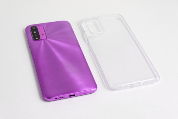 Foto grátis novo celular com capa transparente sobre fundo branco isolado