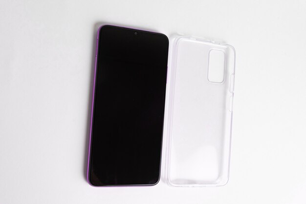 Novo celular com capa transparente sobre fundo branco isolado