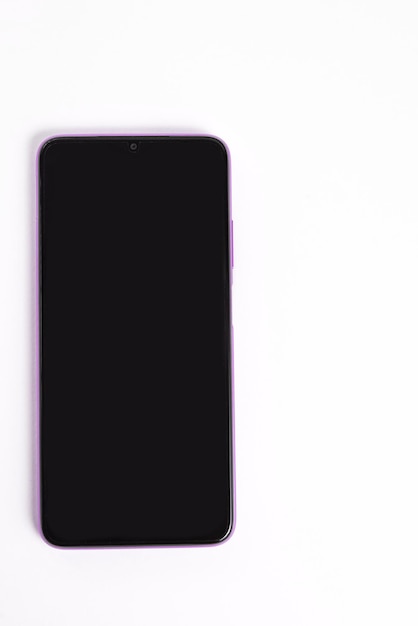 Novo celular sobre fundo branco