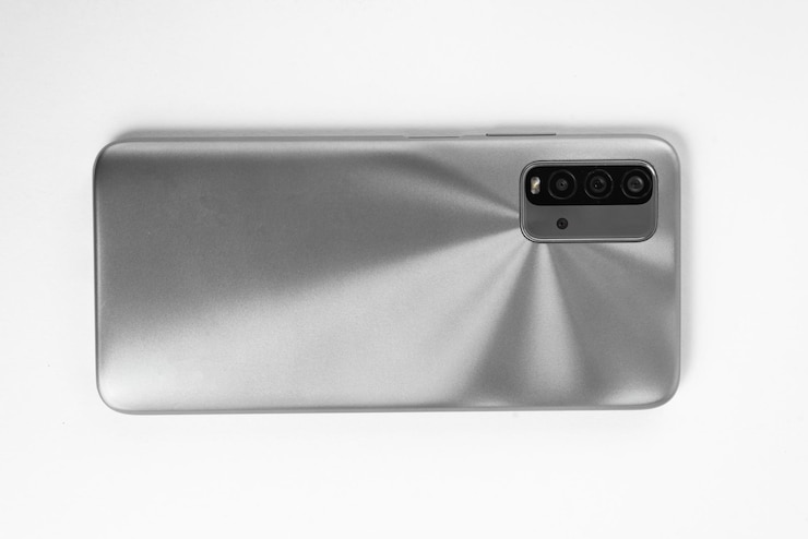 Foto grátis novo celular sobre fundo branco