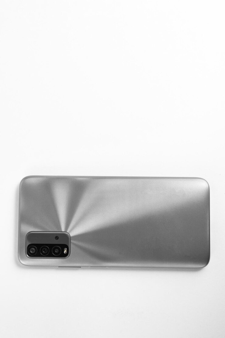 Foto grátis novo celular sobre fundo branco