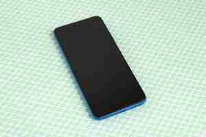 Foto grátis novo celular sobre fundo colorido