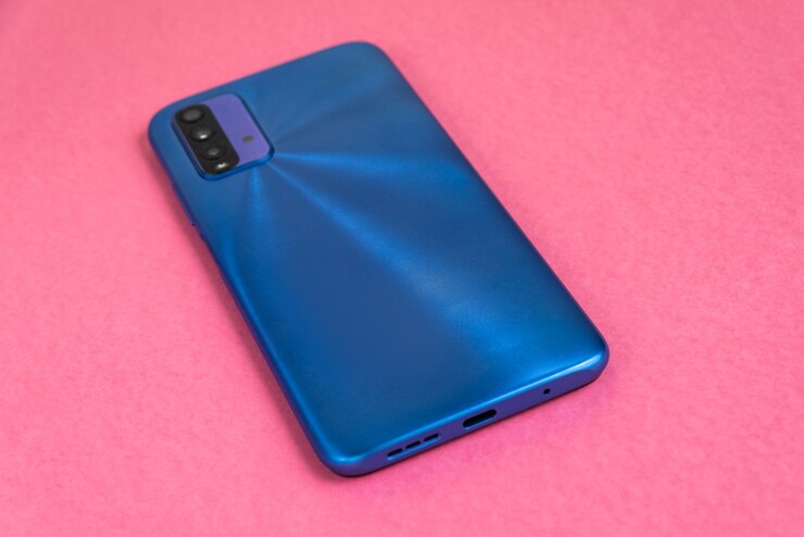 Foto grátis novo celular sobre fundo colorido