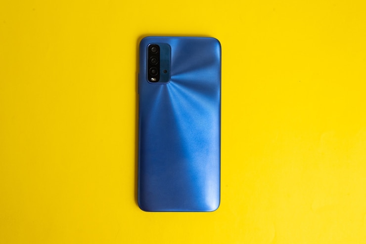 Foto grátis novo celular sobre fundo colorido