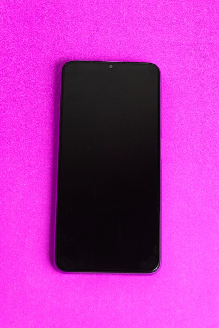 Foto grátis novo celular sobre fundo colorido