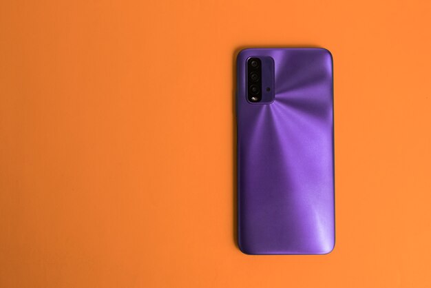 Novo celular sobre fundo colorido