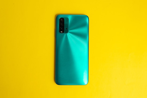 Novo celular sobre fundo colorido