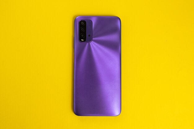 Novo celular sobre fundo colorido