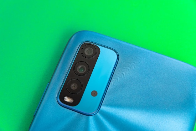 Foto grátis novo celular sobre fundo colorido