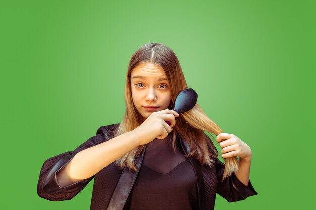 Novo estilo. Menina adolescente sonhando com a profissão de maquiador. Conceito de infância, planejamento, educação e sonho.